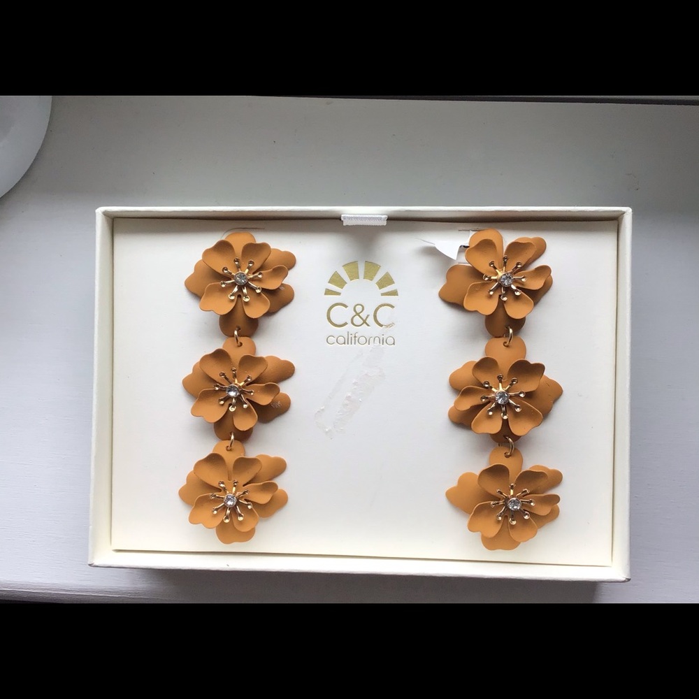 NIB C&C CALIFORNIA TRIPLE FLOWER  EARRINGS!! - Picture 2 of 10